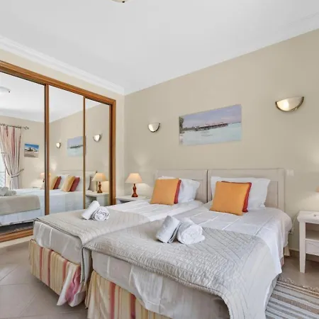 Boavista Lakeview | Golf & Pool Retreat